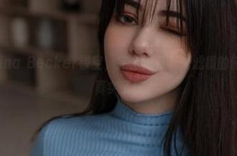 图片中的Alina Becker镂空，完全没有圣光滤镜的修饰，反而更真实了！