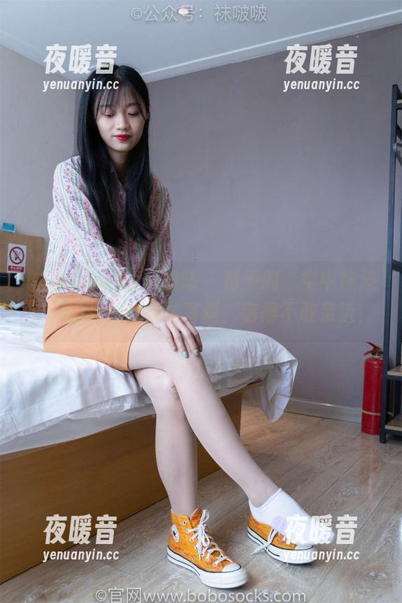 BoBoSocks袜啵啵-稚予 BoBoSocks袜啵啵 - 稚予的“空中袜迹”:浅蓝色短棉袜写真,萌得不敢亲近!