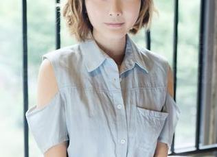 GIRLT果团网 – 红裙套图：如果裙子有智慧，little贝壳喵的这条肯定在教大家如何优雅地‘加油’。