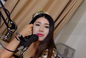 PANS写真 – 你确定在看思妍的泳衣？可能思考让人分心了