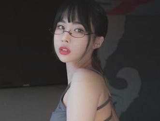 在DeepmoreOffice拿着原图的Uhye(이유혜)，可能是营业中吧？或者在思考人生。