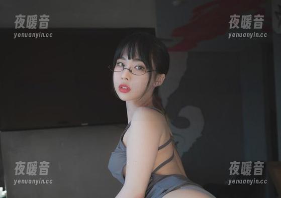在DeepmoreOffice拿着原图的Uhye(이유혜)，可能是营业中吧？或者在思考人生。