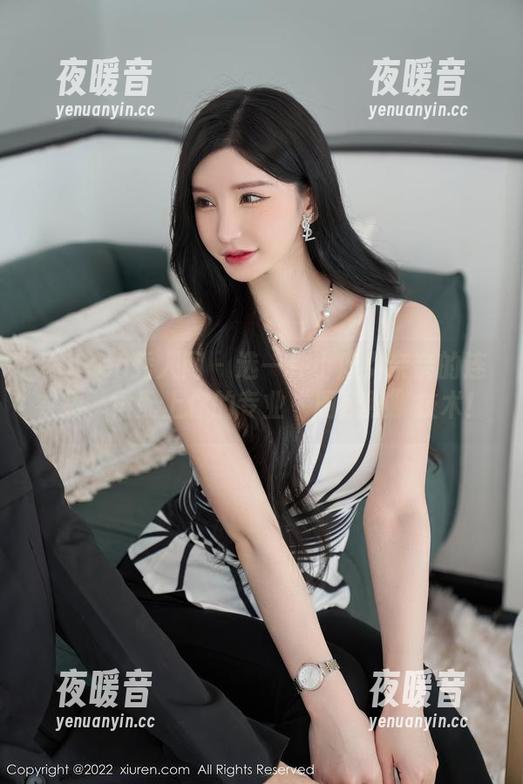 Xiuren秀人网-小魔女奈奈 Xiuren秀人网 - 选一件小魔女奈奈的连衣裙,再配上你的专业“厕所照”技术!