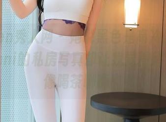 Xiuren秀人网 – 她说黑色是高冷，王馨瑶yanni的私房写真却让我觉得超亲切，像喝茶聊嗨！