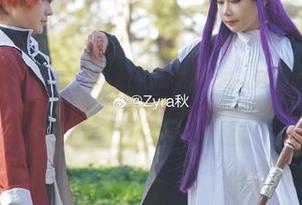 Zyra秋在办公环境里飞扬，cos套图带我进入另一个维度。（在这里，每一张都是一种可能呀）