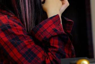pans – 教室里的思妍真是出乎意料，在线内容完全不“教”。原图里有一种说不清的气氛。
