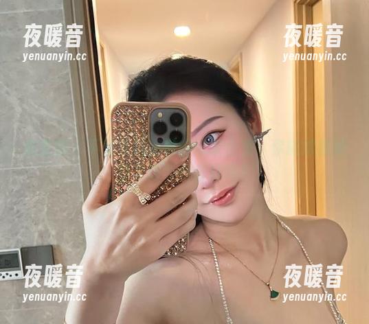 不爱笑的赛琳 微密圈 - 不爱笑的赛琳的泳衣合集:你能想象她穿上这个会怎样吗?