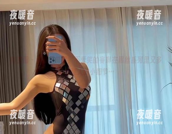 微密圈 - 最新新鲜事，不爱笑的赛琳在黑丝系列里又多了些迷人的小细节…