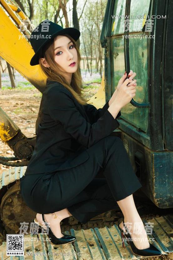丽柜 - 高清原图上线：文欣和她的野玫瑰，看来得加油做我的‘花’友！