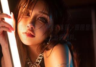 微密圈 – 于芷晴和那件皮衣，是个话题，原图显得俏皮，更新的姿态却让人出乎意料。