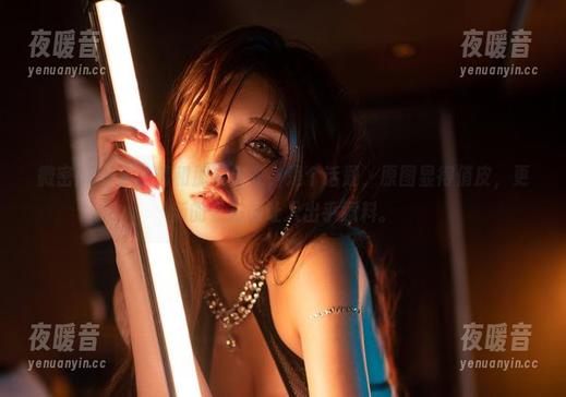 微密圈 - 于芷晴和那件皮衣，是个话题，原图显得俏皮，更新的姿态却让人出乎意料。