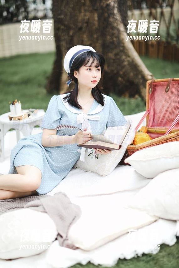 图片说话：依依超级懒女友在线，猜猜这个是哪个角度的甜蜜？