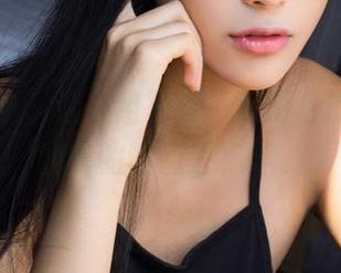 克拉女神 – 这一组写真，依娜丝的内衣比我吃的甜点还稀罕。