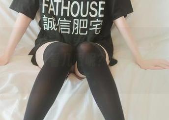 原图里的黑丝制服美女，咳咳，为什么我总是不小心多看几眼呢？喵糖映画果然有一套。