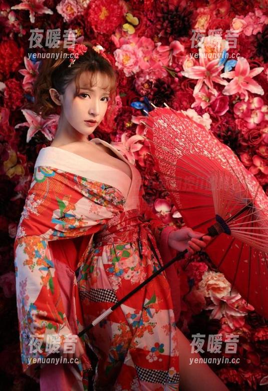 用吊带打破次元壁：在下萝莉控ii的搞怪cos更新