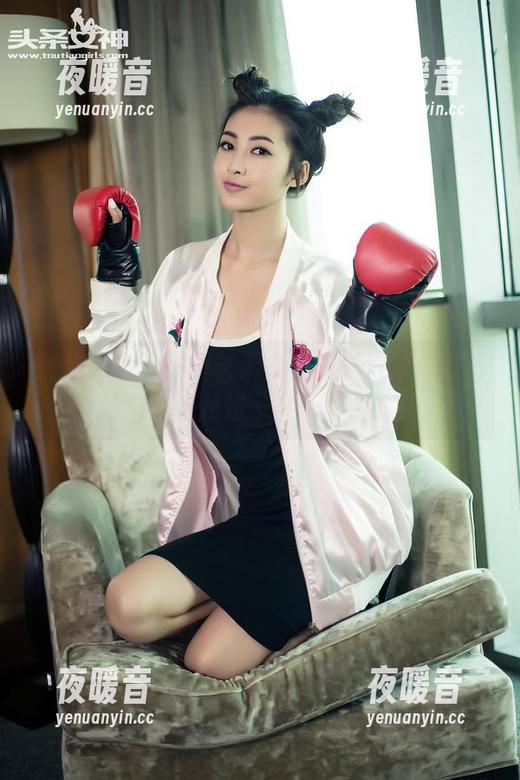 头条女神-高萌萌 头条女神 - 一场关于白丝的高清梦,高萌萌又把我拉进了她的作品集。