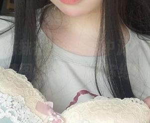 女主K的妹妹在红色毛衣中游刃有余，高清图集引发拍手称绝！