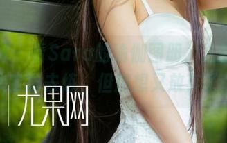 尤果网 – 看Sara的瑜伽图册，几秒钟内决定要去练，但想想又放弃了。