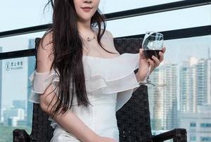 推女神 – 王语纯抢夺视线的旅拍写真合集，总让我想说些什么。