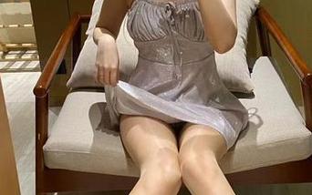 微密圈 – 套图中的提袜少女妹妹，又是一份“袜”意满满的下载推送！