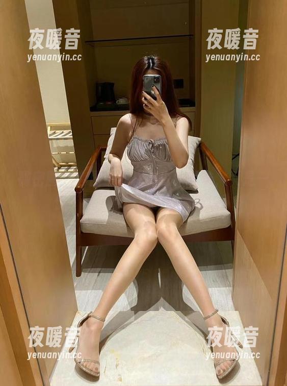 微密圈 - 套图中的提袜少女妹妹，又是一份“袜”意满满的下载推送！