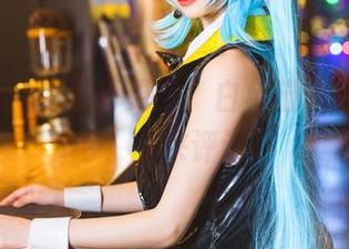无筝ryou的写真更新，白色猫优雅还是炸毛？你来评论！