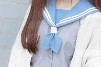 森萝财团 – 小梓美图，完美展现腿部线条，真想不小心看多两眼。