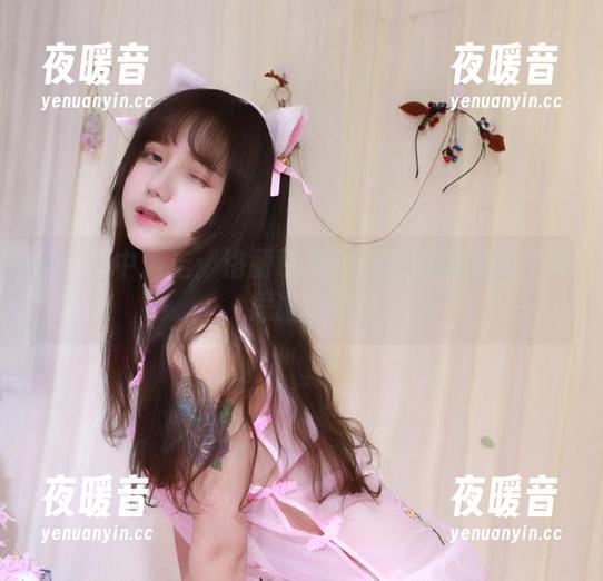 在套图中游走：洛丽塔大哥和红色内衣的不可思议旅程