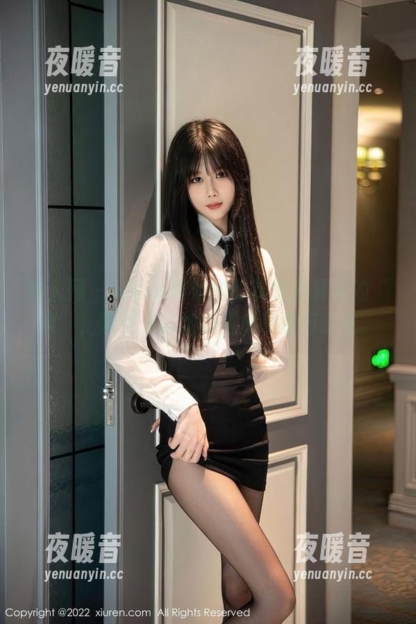 秀人网 - laura阿姣的写真也有夏天的“爽”，听说采访她的西瓜也很有话说。