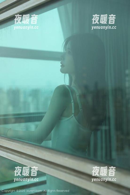 秀人网-顾楚楚 秀人网 - 奋斗多年,终得顾楚楚黑白写真:一张让我好奇但又懒得想的脸!