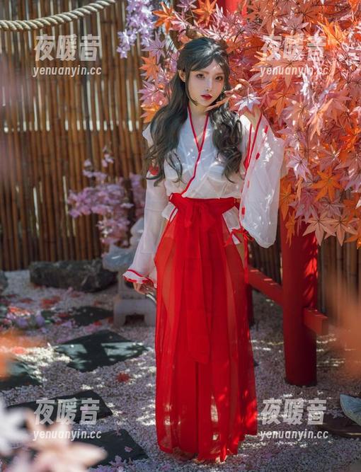 这组高清睡衣照片，虽说是秋和柯基，但我却只能在远方默默欣赏