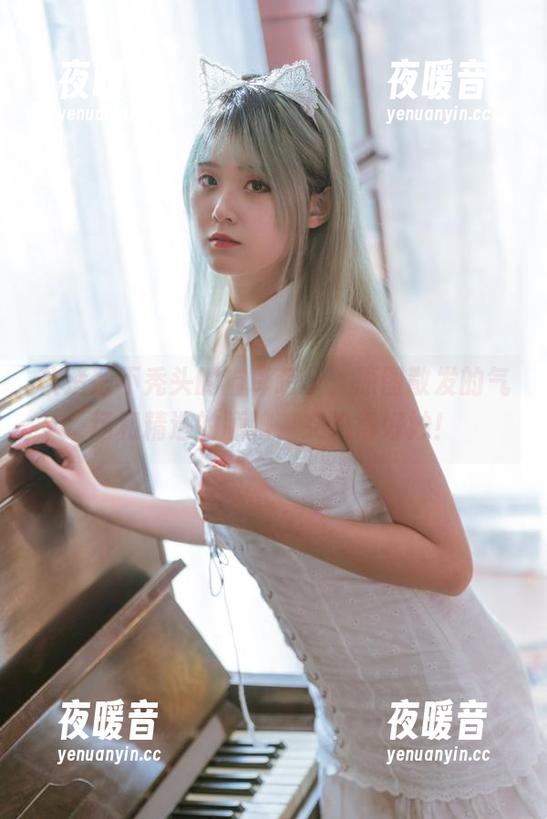秋楚楚不秃头的猫耳萌了，原图散发的气场和精选的腼腆，交织得好妙！