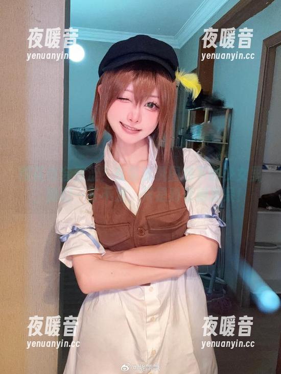 樱花也会羞涩？在紫氯氯图包下的少女里，她们一言不发，只是对着树发呆！