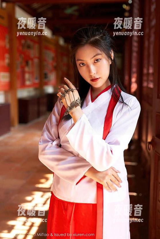 蜜桃社 - 这件白衬衫，杏子穿着像是走出了某个经典照片的作品集