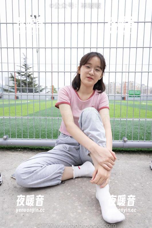 袜啵啵 - 甜甜圈的私拍机密：OL风下的花絮，缤纷的套图让人目不暇接