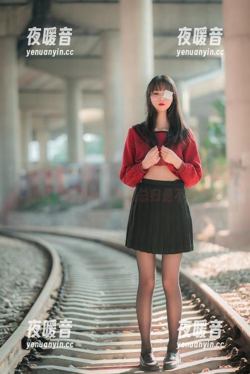 西瓜少女 一瞧西瓜少女的“白色”写真,倒是让我想起了白开水,味道总归是不浓烈。