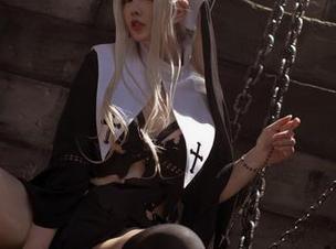 阿寨寨ninja的制服写真，简直让人想为她的每一件衣服打call。