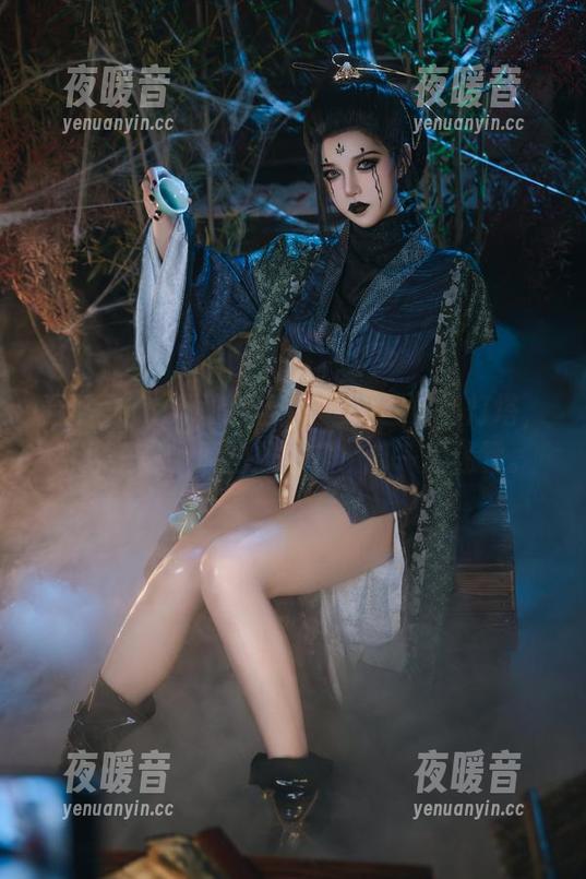 阿薰kaOri 看阿薰kaOri的镂空奇遇,图集如灯塔,引你上前,原图却总是粘着一层迷雾。
