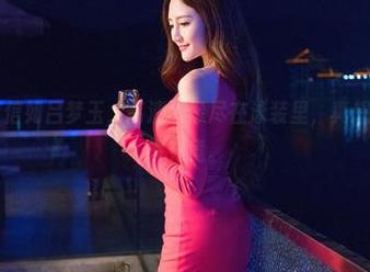 青豆客 – 自信如吕梦玉，高清画像尽在泳装里，真想进屏幕里一探究竟。