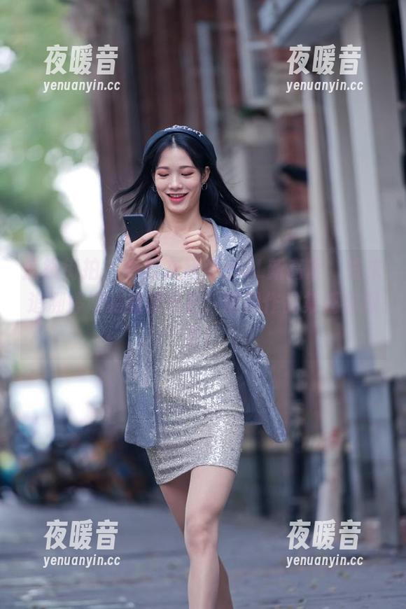 魔镜街拍 - 包臀灰裙穿出OL新高度，快来追溯婷婷的美腿光芒，原图作品集任你探寻！
