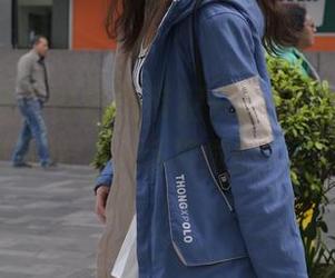 魔镜街拍 – 白色吊带裙+黑丝olie，婷婷的全套写真，一场视觉的‘腿’宴！