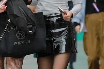魔镜街拍 – 曼曼的白色写真，像个雪人一样立在那里，难道这里面藏着什么隐秘情绪？