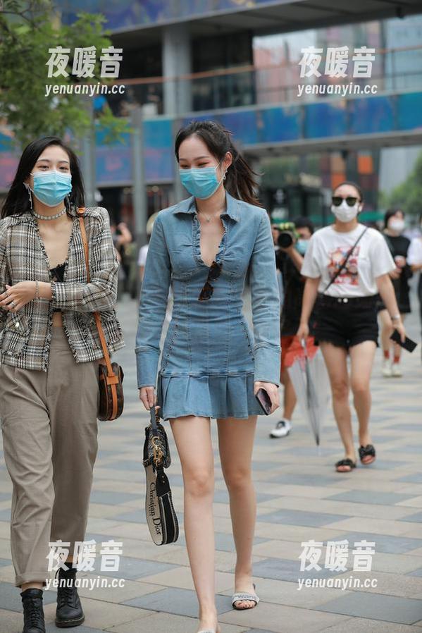 魔镜街拍：黑丝毛呢格子裙的高清图册——要是能抹去现实就好了！