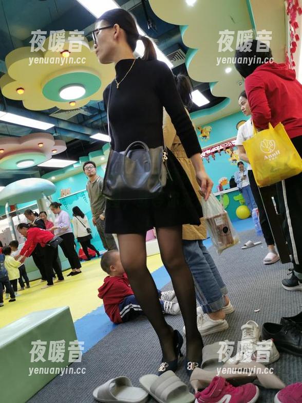 不同寻常的搭配——魔镜街拍牛仔热裤与高跟的街拍套图，就等你来分享啦，来呀！