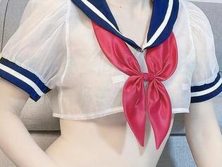 作品里没有光晕，但鹿八岁baby的女王气场依然强大